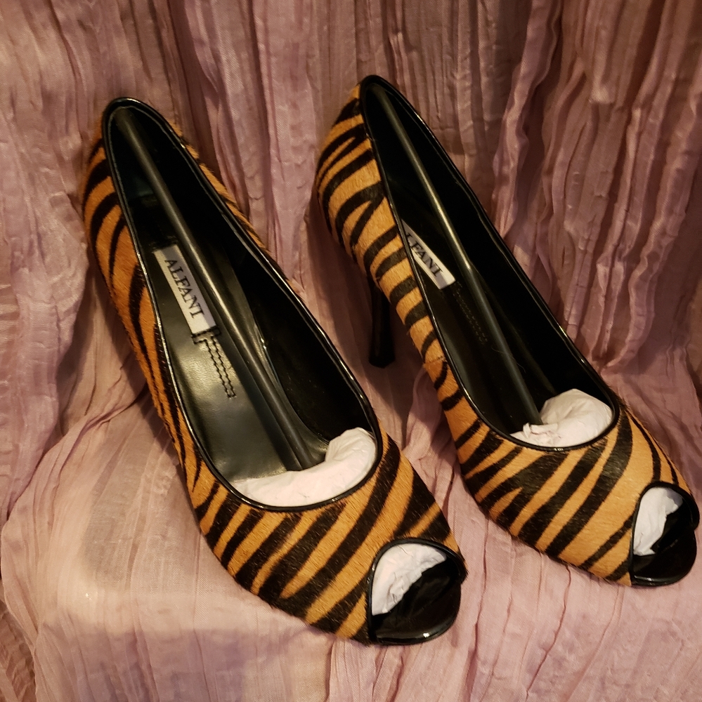 Alfani size 8 leather/fur high heel open toe pumps.